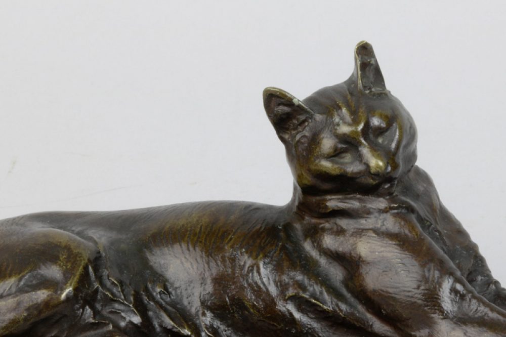 Sculpture de Chats , Polystein, couché.